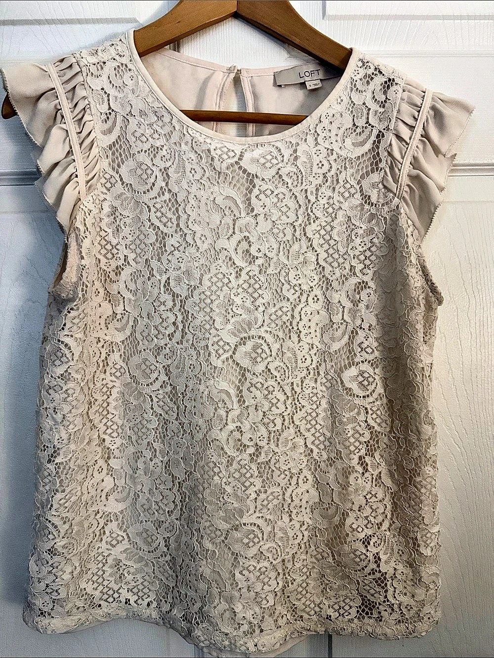 LOFT Lace Ruffle Sleeve Blouse in Cream Size Small Like New